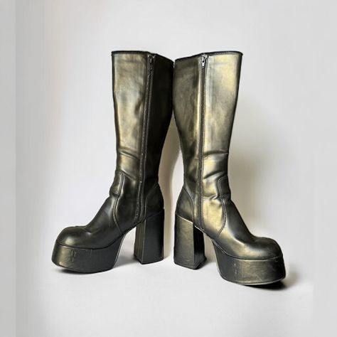 🖤 Vintage Y2K Super Platform Boots Size 37EU 𝗦𝗢𝗟𝗘 : 23.5cm 𝗜𝗡𝗦𝗢𝗟𝗘 : 23cm 𝗣𝗟𝗔𝗧𝗙𝗢𝗥𝗠 𝗛𝗘𝗜𝗚𝗛𝗧: 3.5 to 10.5cm 𝐂𝐎𝐍𝐃𝐈𝐓𝐈𝐎𝐍 : 𝐆𝐑𝐄𝐀𝐓 ▫️ 115€ + shipping Vintage platform boots from the late 00s. Super chunky and beautiful model, all in black. It’s a preloved pair, worn, with some wear marks as seen on photos. Overall they’re in a good vintage condition. The material is faux leather and it seems to mark easily when bending or walking! They’re just perfect! Such a slay! Reminds me of some platform... Super Chunky, Platform Boots, Bending, Vintage Y2k, Faux Leather, Walking, Boots, 10 Things, Leather