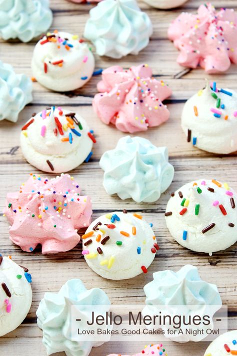 Jello Meringues are a fun and fruity dessert idea! Experiment with different flavors, add mini chocolate chips, top with sprinkles or dip them in chocolate! Jello Meringues, Forgotten Cookies, Fruity Dessert, Meringue Cookie Recipe, Meringue Recipe, Cake Party, Jello Recipes, Fruity Desserts, Meringue Cookies