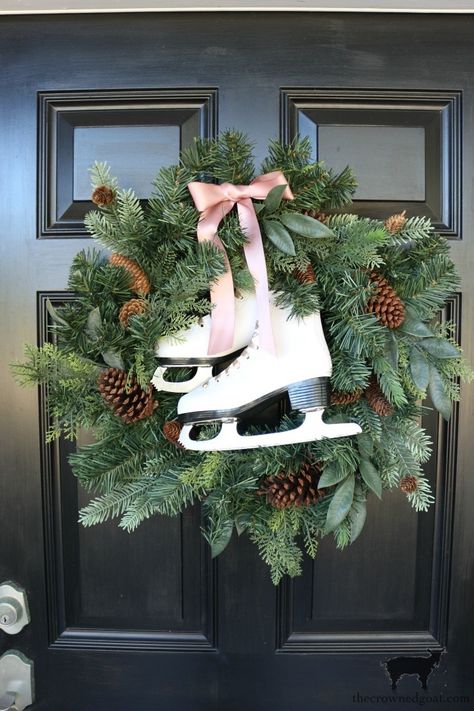 Christmas Skates Decoration, Winter Porch Decorations, Christmas Porches, Enchiladas Rojas, Christmas Skating, Christmas Ice Skates, Easy Diy Wreaths, Christmas Porch Decor, Ice Skate