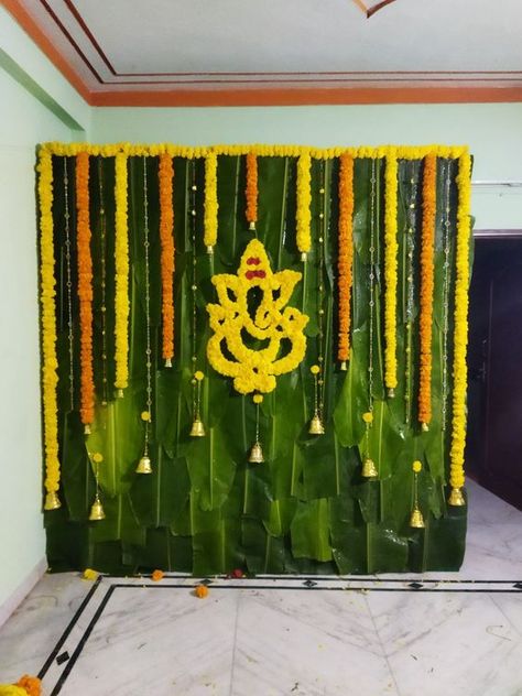 House Warming Decoration Haldi Flower Decoration, House Warming Decoration, Leaf Decor Wedding, House Warming Decor, Indian Baby Shower Decorations, Ganpati Decoration Theme, Haldi Ceremony Decorations, Haldi Decoration Ideas, Puja Decoration