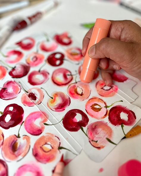 🍒 Just dropped the Live Zoom replay for these on Patreon! 🍫 Take a look at the creation of these mixed media cherries on chocolate packaging @ghirardelli 🎨 Plus, get the inside scoop on teaching at retreats and what’s next on my Patreon, with a few surprises sprinkled in! Subscribe now to unlock this replay and other exclusive content from the past 6 months 💛. . . . @kuretakezig_usa brush pens @ecolineworld brush pens @shuttleartllc paint sticks Paint Pen Designs, Mixed Media Watercolor And Ink, Color Pencil Mixed Media, Watercolour And Acrylic Mixed Media, Pencil And Watercolor Mixed Media, Limited Watercolor Palette, Diy Stencil Patterns, Watercolor Sketchbook, Chocolate Packaging