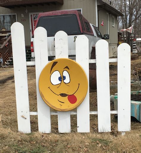 An old satellite dish and some paint. Old Satellite Dish Ideas, Old Satellite Dish Ideas Garden Art, Satellite Dish Repurpose, Satellite Painting, Fun Backyards, Satellite Art, Dish Tv, Yard Art Crafts, Dish Art