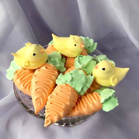 Easter Meringue, Easter Class Party, Easter Sweet Treats, Easter Magic, Sugar Eggs For Easter, Meringue Cookie Recipe, Meringue Pavlova, Easter Party Food, Meringue Desserts