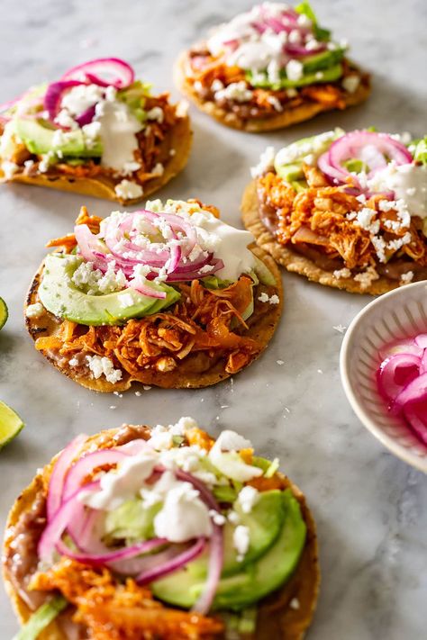 Tinga Recipe, Mexikansk Mat, Tostada Recipes, Mexican Dinner, Hispanic Food, Mexican Food Recipes Authentic, Mexican Dishes, Tostadas, I Love Food