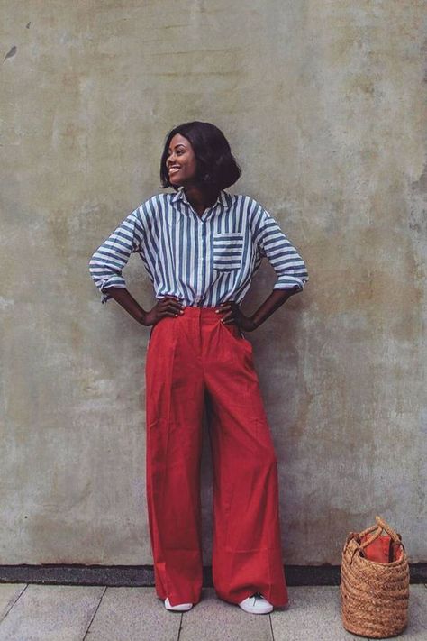 We're Paying Attention to This Fashion Girl Red Trousers Outfit, Spring Ootd, Red Trousers, Mode Casual, Paying Attention, Red Pants, Pantalon Large, Big Fashion, Mode Inspo