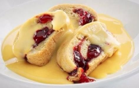 Jam Roly Poly and custard , brings back memories of school dinners .💖😋💖 Jam Roly Poly, Pastry Dishes, Hot Desserts, School Dinners, Interesting Pictures, Roly Poly, English Food, British Food, Food Inspo