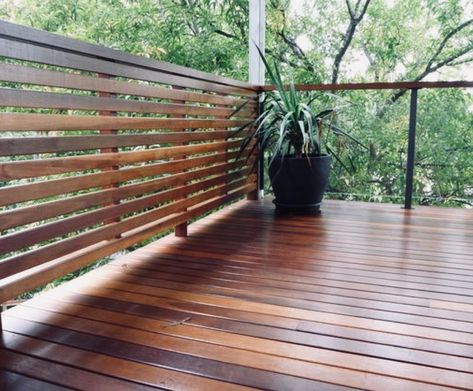 Deck Handrail, Wood Deck Railing, Deck Railing Design, Deck Privacy, Timber Screens, Wooden Deck, Deck Stairs, Timber Deck, Lan Can