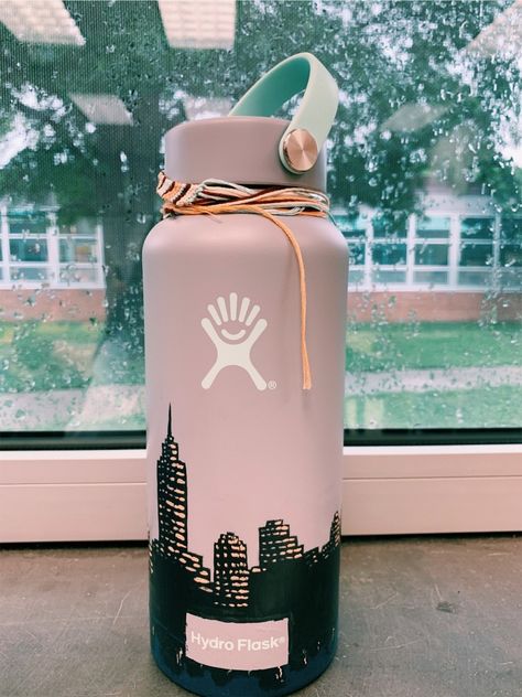 Aquaflask Design Ideas, Water Bottle Painting Ideas Easy, Water Bottle Painting Ideas, Hydroflask Painting, Hydroflask Aesthetic, Water Bottels, Custom Hydro Flask, Hydro Flask Bottle, Water Bottle Art