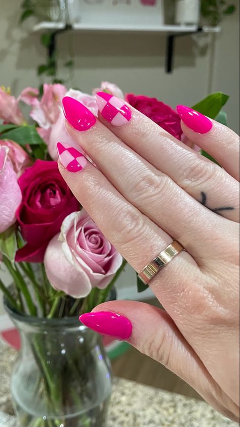 Checkered And Heart Nails, Hot Pink Checkered Nails, Pink Checkered Nails, Finger Nail Ideas, Valentine Nails Pink, Checkered Nails, Barbie Nails, At Home Nails, Acrylic Tips