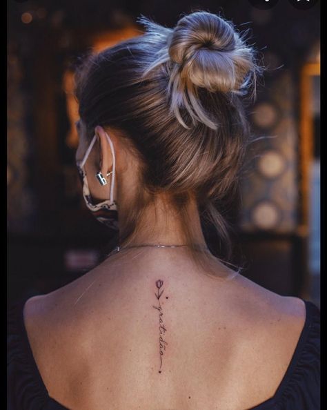 Explore elegant and chic minimalist tattoo designs perfect for women. ✨🌸 #AestheticTattoos #MinimalistTattoos #DelicateInk #TattooIdeasForWomen #SimpleTattoos #TattooInspo #TinyTattoos #ElegantDesigns #ChicInk #TattooTrends2024 Middle Back Tattoo Women, Ladies Back Tattoo, Hip Tattoos Women Unique, Fineline Back Tattoo, Simple Spine Tattoos For Women, Tattoos Women Unique, Back Tattoo Inspiration, Neck Tattoo Women, Aesthetic Tattoo Ideas