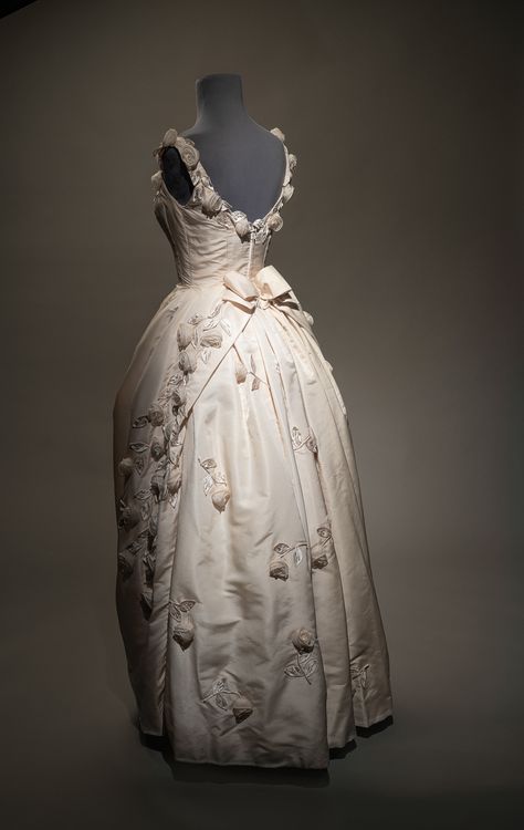 Ann Lowe Dresses, Anne Lowe, Ann Lowe, Deb Dress, Victorian Era Dresses, 1860s Fashion, Rococo Dress, Rose Details, Runway Gowns