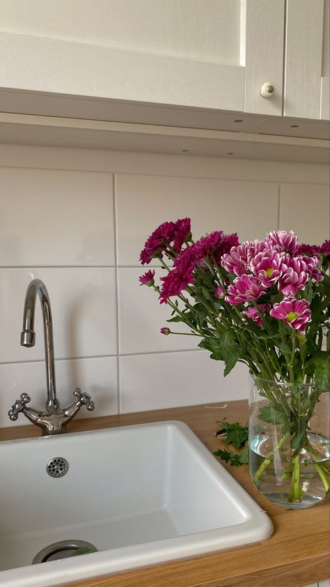 little violett chrysanthemums in a glass vase next to a white kitchen sink White Kitchen Sink, Boquette Flowers, Chrysanthemum, White Kitchen, Kitchen Sink, Pink Flowers, Glass Vase, Violet, Vase