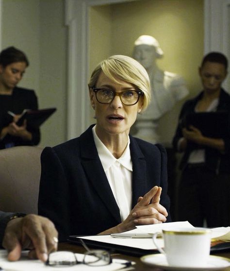 Claire Underwood Wardrobe, Clair Underwood, House Of Cards Claire, Robin Wright Hair, Claire Underwood Style, Chunky Glasses, Claire Underwood, Frank Underwood, Garance Dore