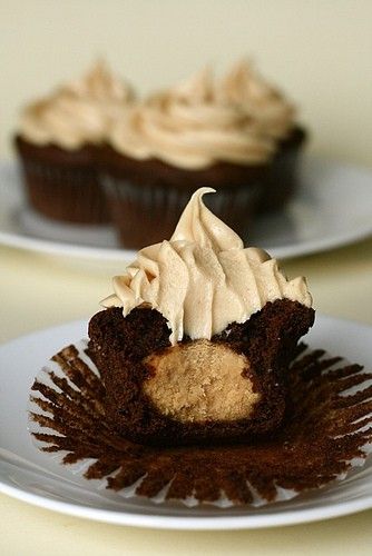 43031829_gXkNH3ry_c Chocolate Peanut Butter Cupcakes, Peanut Butter Cupcakes, Butter Cupcakes, Peanut Butter Recipes, Piece Of Cake, Dessert Cupcakes, Butter Recipe, Yummy Sweets, Eat Dessert