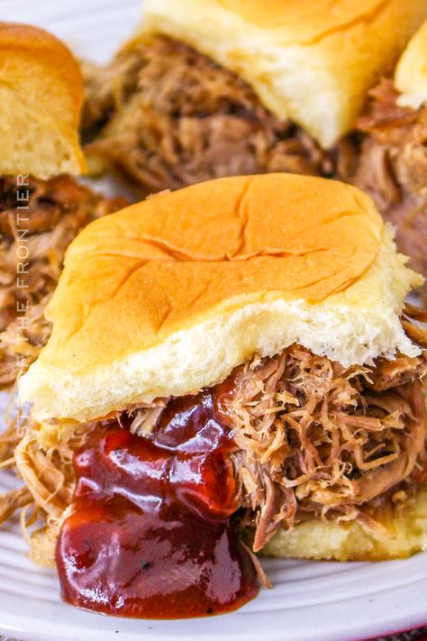 Pulled Pork Sliders Crock Pot, Pork Sliders Crockpot, Pulled Pork Sliders, Pork Sliders, Easy Meat Recipes, Slow Cooker Pulled Pork, Comfort Food Recipes Dinners, Slow Cooker Dinner, Healthy Slow Cooker