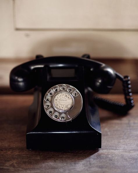 Rustic Charm Telephone Retro, Telephone Vintage, Call The Midwife, Vintage Industrial Decor, Vintage Phones, Vintage Telephone, Old Phone, Grandmas House, Desk Phone