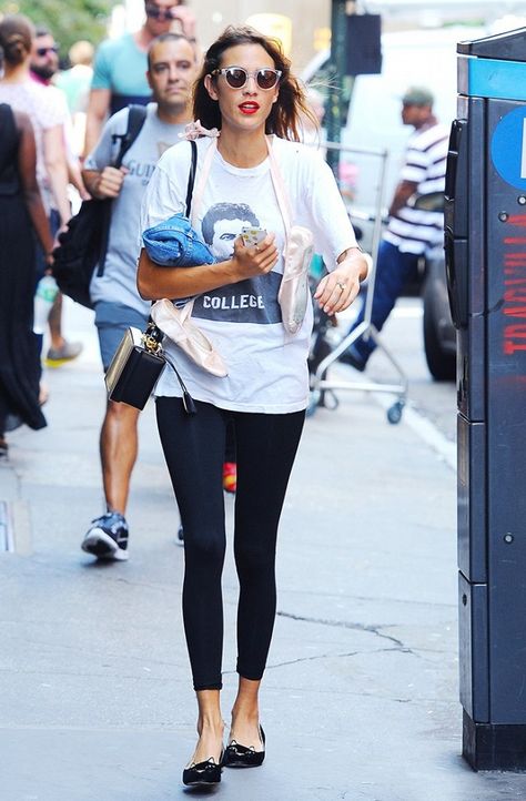 Alexa Chung leaves ballet class wearing leggings as pants with a graphic tee and polished flats Porselli Ballet Flats, Puma Slippers, Ballet Inspired Fashion, Ballet Flats Outfit, Alexa Chung Style, How To Wear Leggings, Flats Outfit, Gucci Women, Cute Womens