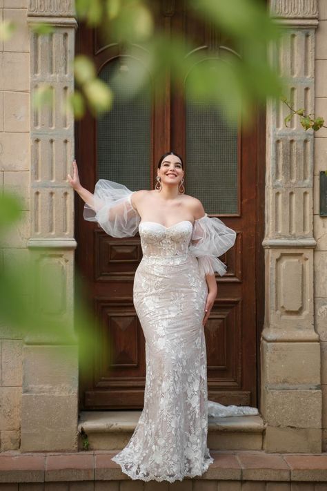 Modern Minimalist Wedding Gown Plus Size, Minimalist Plus Size Wedding Dress, Short Wedding Dresses Plus Size, Plus Size Wedding Dresses Vintage, Mid Size Bridal Gowns, Classic Wedding Dress Plus Size, Wedding Gowns For Plus Size Brides, Midsize Bride Wedding Dress, Plus Size Floral Wedding Dress