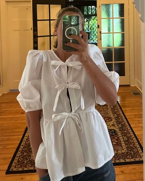 The Cutsey Bow Blouse - White 🤍 White Bow Blouse, Bow Tops Outfit, Italian Summer Outfits, Bow Tie Top, Blouse With Bow, Bow Tie Shirt, Thrift Flips, White Bow Tie, Bow Tie Blouse