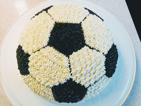 Soccer Ball Party Ideas, Buttercream Soccer Cake, Easy Soccer Birthday Cake, How To Make A Soccer Ball Cake, Soccer Cake Easy, Soccer Cake Diy, Soccer Cake Birthday, Soccer Cookie Cake, Soccer Cake For Girls Ideas