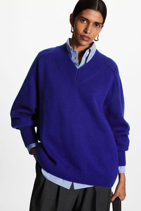 OVERSIZED V-NECK WOOL SWEATER - BLUE - Tops - COS Lighting Portrait, Winter Mode Outfits, Purple Jumpers, Wool Jumper, Cut Sweatshirts, The Sheep, Sweatshirt Outfit, Knitwear Men, Street Outfit