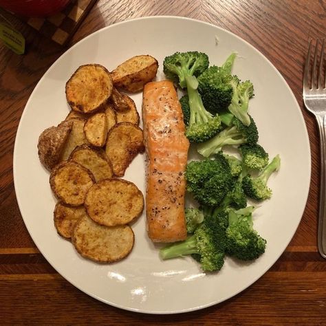 Salmon Meals Aesthetic, Ortho Meals, Almond Daughter Food, Lunch Healthy, Healthy Food Menu, Healthy Food Inspiration, Food Motivation, Healthy Lifestyle Food, Healthy Food Motivation