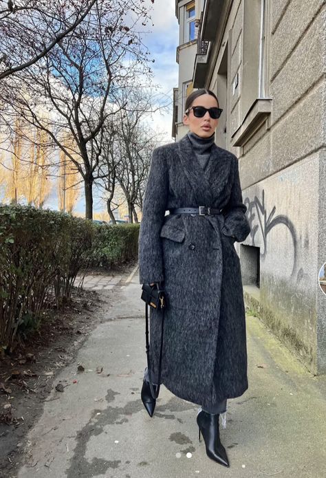 Fall Winter 2024 Outfits, Grey Cashmere Sweater Outfit, Cold Rainy Day Outfit Winter, Winter Office Outfits Women Cold, Copenhagen Style Winter, Copenhagen Outfits, Night Out Winter, Grey Coat Outfit, Cozy Inspiration