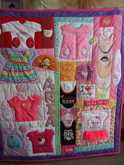 First Year Memory Quilt Issues Baby Memory Quilt, Old Baby Clothes, Baby Clothes Quilt, Memory Blanket, Diy Baby Clothes, Baby Keepsakes, Keepsake Quilting, Diy Bebe, Quilt Baby