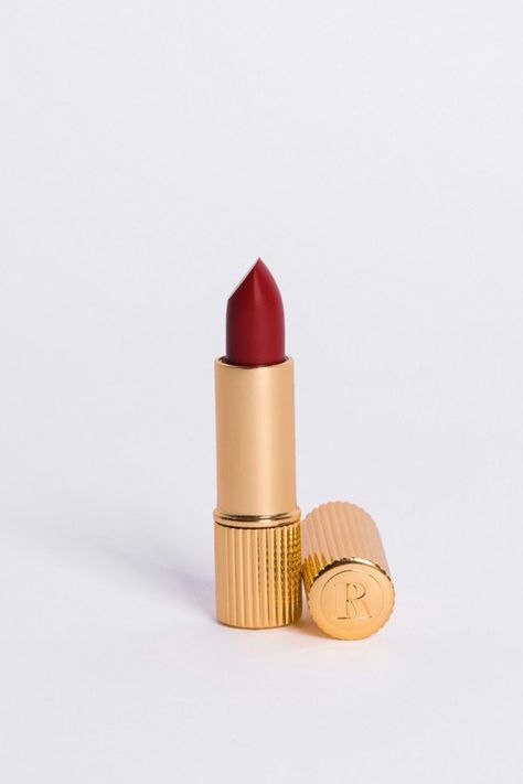 The Parisienne's essential ? Her Deep Red lipstick. A creamy texture, matte finish high coverage. Always in her purse, in one stroke "un peu de Rouje, et voilà!" Raspberry Lipstick, Soft Pink Lipstick, Deep Red Lipsticks, Plum Lipstick, Chic Makeup, Jeanne Damas, Lipstick Collection, Nude Lipstick, Pink Lipstick