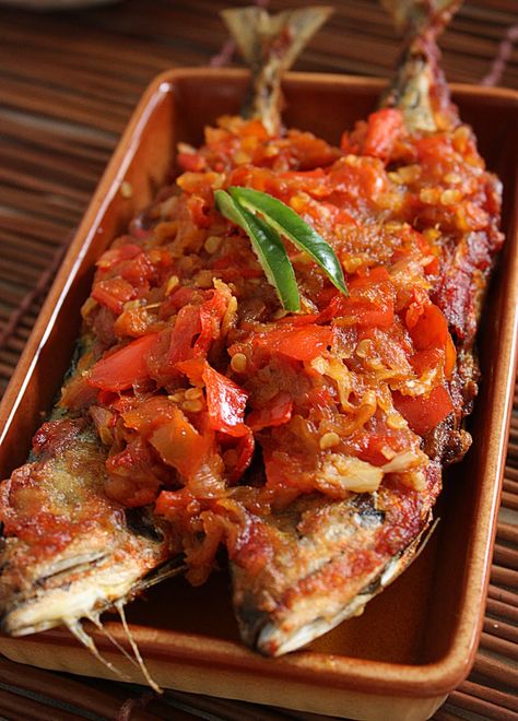 Drowned in oil and fiery. The whole fireworks. This is a dish originating from Padang in Indonesia.  It's hard to tear one's self away from... Whole Fish Recipes, Nyonya Food, Fish And Vegetables, Malay Food, Indonesian Cuisine, Nigerian Food, Malaysian Food, Padang, Indonesian Food