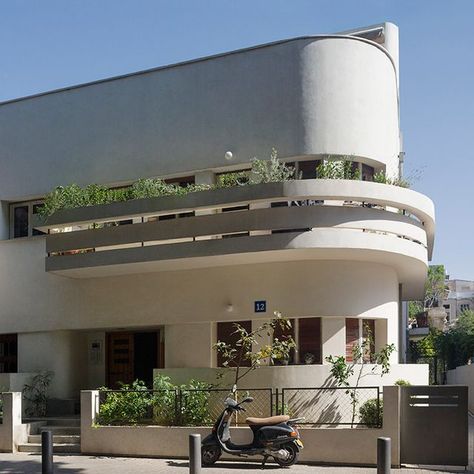 10 of Tel Aviv's best examples of Bauhaus residential architecture International Style Architecture, Perspective Architecture, Bauhaus Architecture, Architectural Orders, Commercial And Office Architecture, Berlin Design, Romanesque Architecture, Bauhaus Art, Walter Gropius