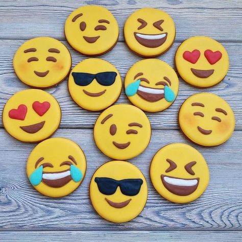 Emoji Cakes, Emoji Cookies, Emoji Cookie, Emoji Cake, Cookie Bites, Christmas Biscuits, Sugar Cookie Royal Icing, Sugar Cookie Icing, Summer Cakes