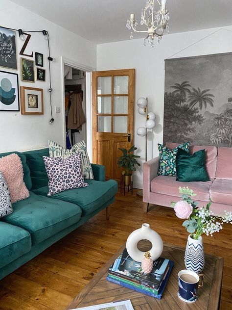 green, pink, colour, decor, colourful decor, trends, colour trends, interiors, home, decoration, gold, designer design room Dark Green Living Room, Pink Fan, Jade Design, Living Room Transformation, Green Interior Design, Living Room Renovation, Pink Living Room, Colour Trends, Green Sofa