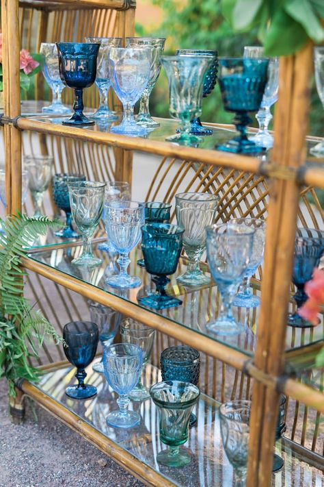 Glassware Display, Blue Drinking Glasses, Vasos Vintage, Wedding Glassware, Blue Wine Glasses, Glassware Vintage, Jewelry Box Vintage, Vintage Goblets, Vintage Collections