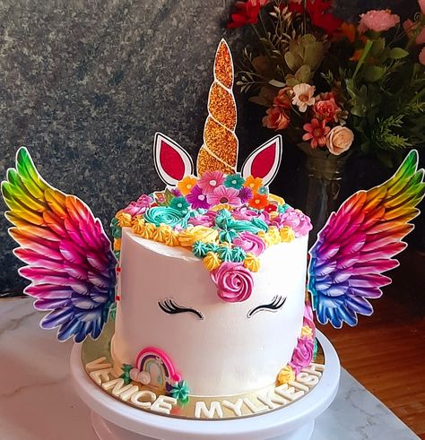 Choco Moist Cake Base Unicorn Cake Designs Birthday, Jednorog Torta, Pony Cake Birthday, Tort Unicorn, Unicorn Pasta, Unicorn Theme Cake, Choco Moist Cake, Cake Decorating Basics, Unicorn Cake Design