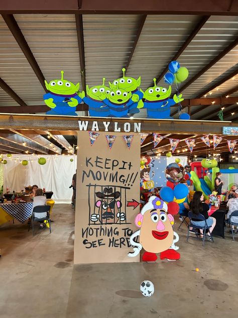 Toy Story Ideas Diy, Toy Story Hallway Theme, Toy Story Birthday Party Decorations Diy, Toy Story Diy Decorations, Toy Story Backdrop Ideas, Diy Toy Story Decorations, Toy Story Backdrop, Toy Story Decor, Woody Party