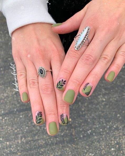 Plant Themed Nail Art, Greenery Nail Design, Succulent Nail Design, Nails Plant Design, Greenery Nail Art, Plant Nail Ideas, Fern Nail Art, Plant Themed Nails, Green Plant Nails