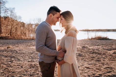 Maternity Photos By Lake, Lake Maternity Photoshoot, Lake Maternity Pictures, Family Pregnancy Photoshoot, Sunset Photoshoot, Maternity Photography Outdoors, Maternity Photography Couples, Photography Couples, Pregnant Couple