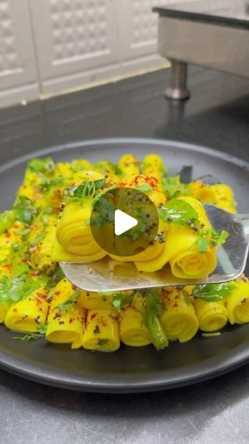 Khandvi Recipe Video, Khandvi Recipe, Gujarati Snacks, Cloud Kitchen, Breakfast Recipes Indian, Gujarati Recipes, April 12, Party Snacks, Agra