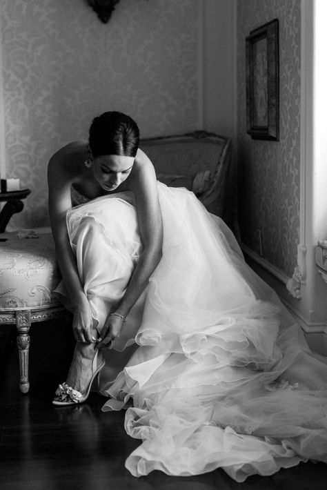 Before Wedding Pictures, Wedding Preparation Photos, Getting Ready Bride, Black And White Wedding Photography, Bride Preparation, Bride Details, White Wedding Photography, Wedding Portrait Poses, Bride Pictures