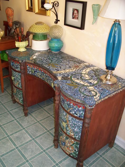 Yes!  For those old dressers that can't be refinished. I would use brighter colors, but this is beautiful. Mosaic Furniture, Diy Table Top, زجاج ملون, Mosaic Stained, Mosaic Madness, Mosaic Table, Mosaic Projects, Mosaic Diy, Mosaic Designs