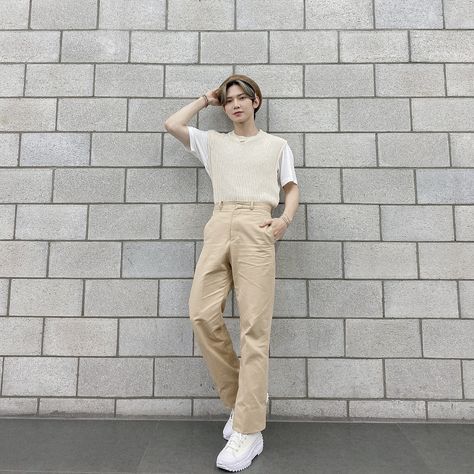 Yeosang Full Body Pic, Kpop Outfits Male, Yeosang Twitter, Yeosang Outfit, Ateez Outfits, Kpop Printables, Ateez Fashion, Yeosang Aesthetic, Khaki Pants Outfit