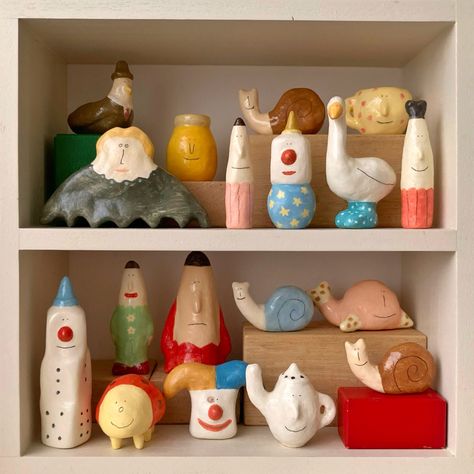 うに (@unisan_world) on X Folk Art Clay Sculptures, Handbuilding Ceramics Ideas, Small Clay Figures, Ceramic Sculpture Ideas, Air Dry Clay Sculpture, Ceramic Illustration, Hand Built Ceramics, Toy Illustration, Creative Pottery