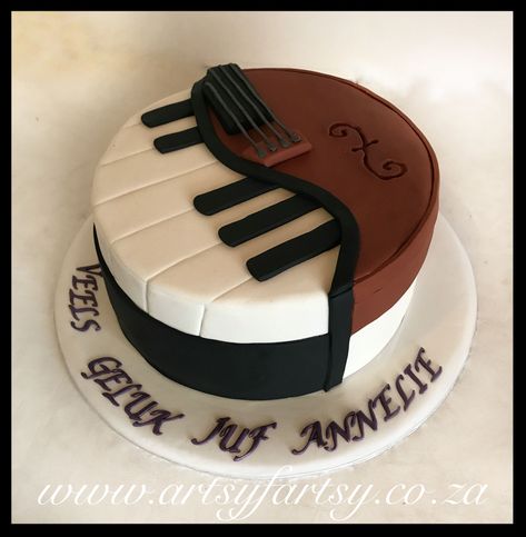 Music Birthday Cakes, Violin Cake, Fondant Christmas Cake, Piano And Violin, Birth Cakes, Music Themed Cakes, Piano Cakes, Music Cakes, Dance Cakes