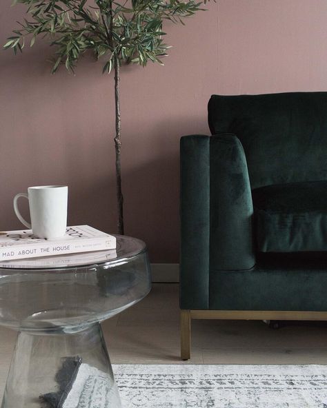 Pink walls and green velvet sofa Apartments Inspiration, Pink Chairs, Dream Sofa, Pink Furniture, Room Green, Ideas For Living Room, Mid Century Modern Interiors, Colour Combos, Trendy Living Rooms