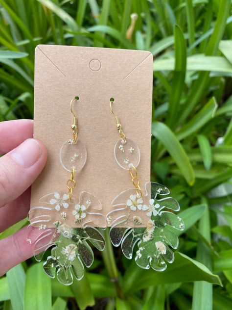 Diy Aesthetic Earrings, Epoxy Resin Earrings Diy, Things To Put In Resin, Things To Make With Resin, Resin Earrings Ideas, Resin Earrings Diy, Resin Jewelry Ideas, Resin Aesthetic, Diy Resin Phone Case