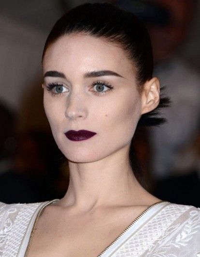 Rooney Mara Makeup, Deep Purple Lipstick, Mauve Lipstick, Hair Motivation, Light Pink Lip Gloss, Lip Color Lipstick, Body To Body, Met Ball, Purple Lipstick