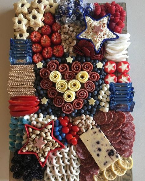 Snack Board Ideas, 4th July Food, Halloween Charcuterie, Buffet Dessert, Patriotic Food, Decorações Com Comidas, Happy Birthday America, 4th Of July Desserts, Charcuterie Inspiration