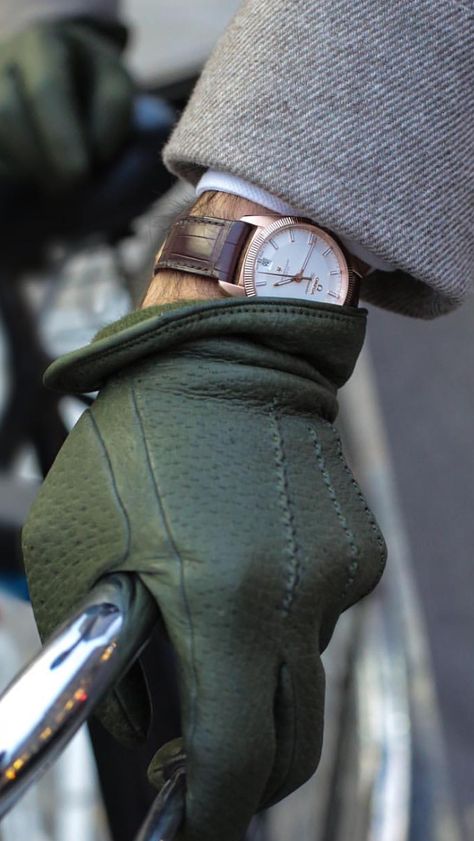 Driving Gloves Men, Gentleman Watch, Leather Driving Gloves, Trends Magazine, Gloves Fashion, Mens Fashion Classic, Driving Gloves, Popular Fashion, Suit Style