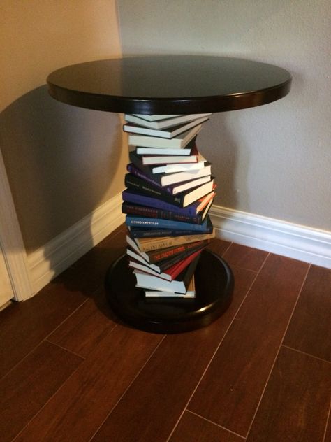 DYI Library table. Tuesday Morning table $49. Dollar Store hardback books. Easy. love it! Diy Library, Zimmer Diy, Diy Projects For Bedroom, Hardback Books, Library Table, Diy Home Decor On A Budget, Tuesday Morning, Diy Home Decor Easy, Décor Diy